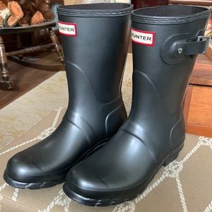 Hunter Nebula Short rain boot size 7. Color grey.